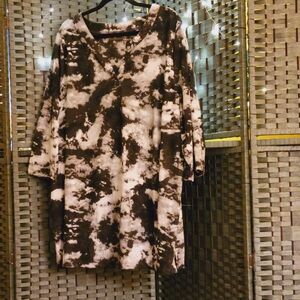 Woman Within 2x pullover black, gray, and white tye dye tunic.